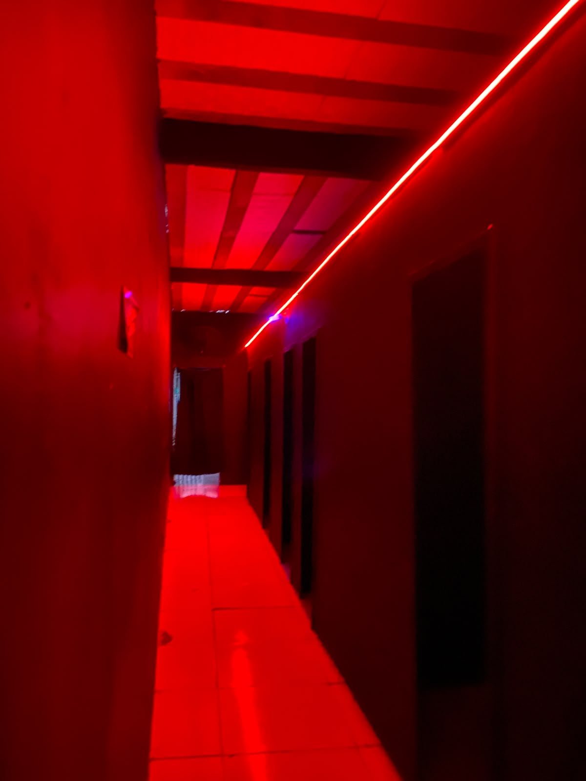 Corredor iluminado que dá acesso às cabines privativas