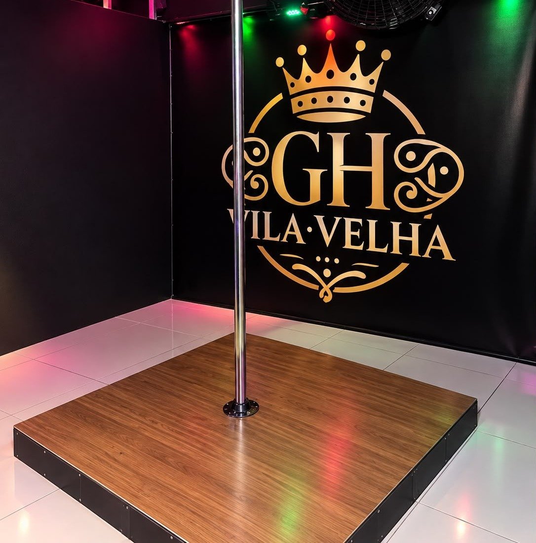 Palco e barra de pole dance do GH Vila Velha