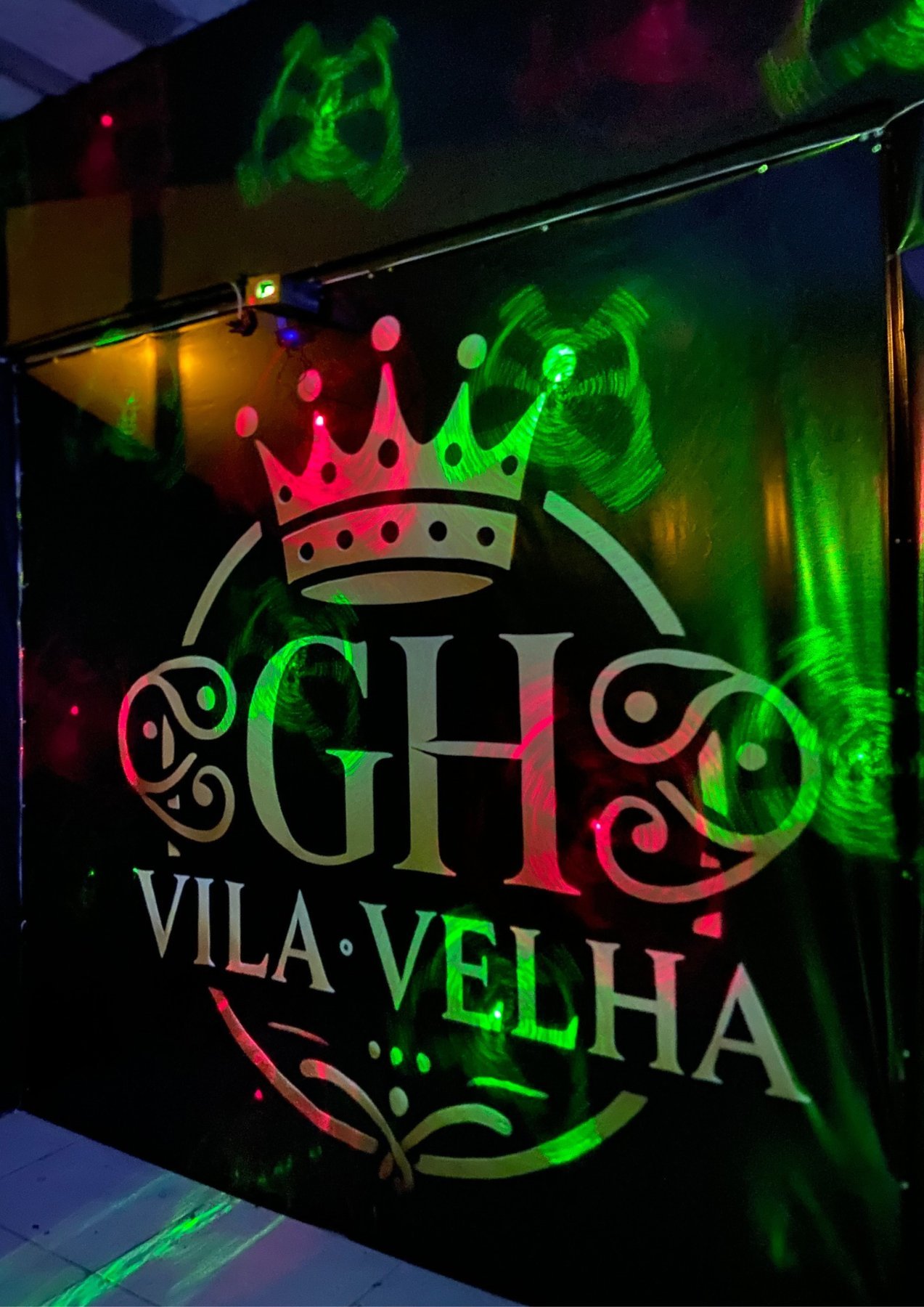 Logo GH Vila Velha iluminado no espaço da casa